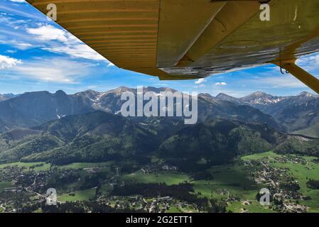 Luftaufnahme auf Zakopane Stadt und Tatra Berge Stockfoto