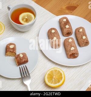 Traditioneller russischer Kuchen, Rumbällchen als Kartoffelform auf dem Tisch serviert Stockfoto