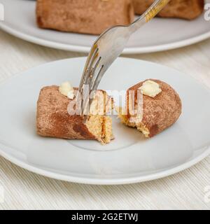 Traditioneller russischer Kuchen, Rumkugeln als Kartoffelform, Nahaufnahme Stockfoto