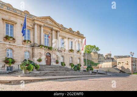 Das Rathaus (Hôtel de ville) am Place Guillaume le Conquérant in Falaise, Normandie, Frankreich. Stockfoto