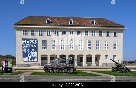 Das Mémorial de Falaise - La Guerre des civils erinnert an das tägliche Leben während des Weltkrieges 2. Jeff Aerosol malte den historischen Panzer vor dem Museum. Stockfoto