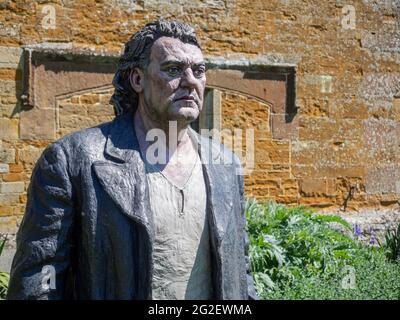 Lebensgroße Skulptur der Opernsängerin Bryn Terfel, als Wotan aus dem Ring Cycle, außerhalb der Nevill holt Opera, Leicestershire, Großbritannien Stockfoto