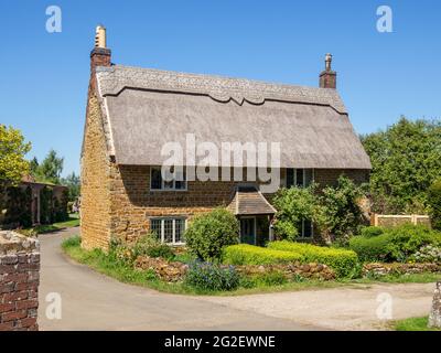 Hübsches freistehendes Reethaus im Dorf Nevill holt, Leicestershire, Großbritannien Stockfoto
