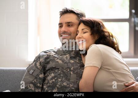 Militäroffizier Oder Armeesoldat. Glücklicher Mann Am Veterans Day Stockfoto