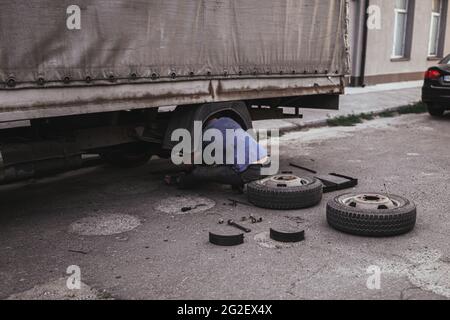 Ein LKW, der vor einem Gebäude sitzt Stockfoto