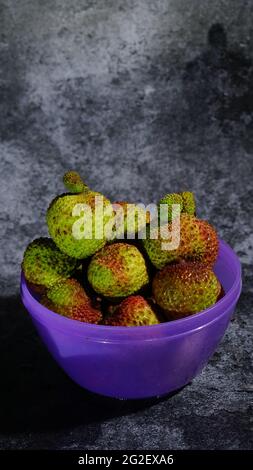 Porträt von Lychees auf einer Schale Stockfoto