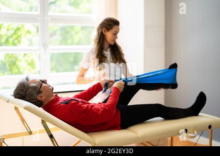 Band Therapy Rehab-Übung Und Physio-Training Stockfoto