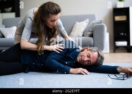 Älterer Älterer Mann – Risiko Des Sturzes Und Des Sturzes Stockfoto