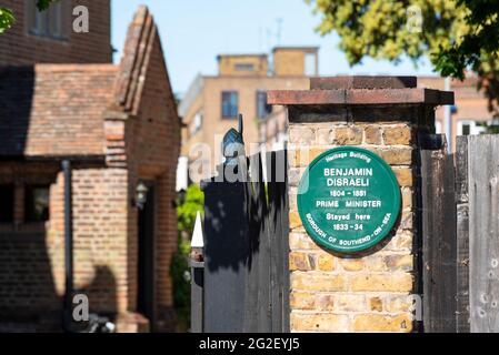 Grüne Plakette, die darauf hin erinnert, dass Premierminister Benjamin Disraeli im Bürgerhaus von Porters und im Bürgermeistersaal übernachtet hat. Historisches Gebäude in Southend on Sea, Großbritannien Stockfoto