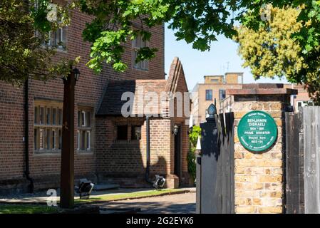 Grüne Plakette, die darauf hin erinnert, dass Premierminister Benjamin Disraeli im Bürgerhaus von Porters und im Bürgermeistersaal übernachtet hat. Historisches Gebäude in Southend on Sea, Großbritannien Stockfoto