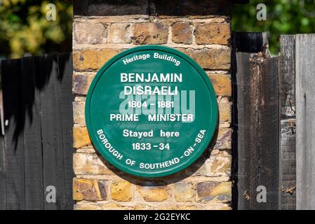 Grüne Plakette, die darauf hin erinnert, dass Premierminister Benjamin Disraeli im Bürgerhaus von Porters und im Bürgermeistersaal übernachtet hat. Historisches Gebäude in Southend on Sea, Großbritannien Stockfoto