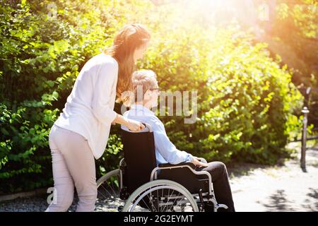 Ältere Ältere Patienten Außerhalb Der Versorgung. Älterer Mann Im Rollstuhl Stockfoto