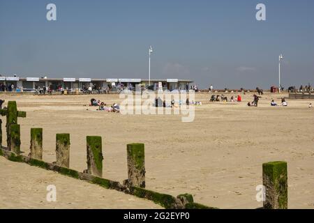 Menschen, die den Sandstrand von Littlehampton, West Sussex, England, genießen. Sozial distanziert durch Covid 19 Pandemie Stockfoto