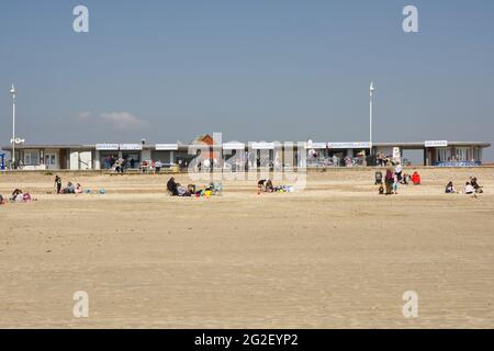 Menschen, die den Sandstrand von Littlehampton in West Sussex, England, genießen. Sozial distanziert durch Covid 19 Pandemie. Stockfoto