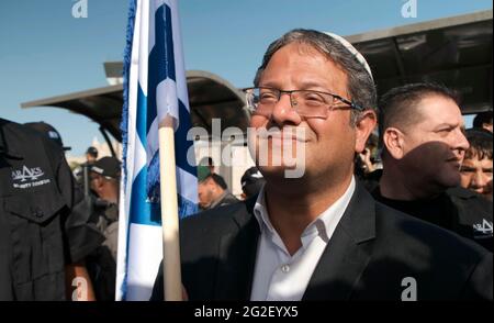 Der rechtsextreme Gesetzgeber Itamar Ben-Gvir, der sich für die Vertreibung israelisch-arabischer Personen einsetzt, die nicht genügend loyal zu Israel sind, hält die israelische Nationalflagge, während er gegen eine Polizeientscheidung protestiert, die ihm den Besuch des Tempelbergs verbietet und einen jüdischen nationalistischen marsch durch die Altstadt am 10. Juni verschieben soll, 2021 in Ostjerusalem, Israel. Es kam zu Handgriffen, nachdem Itamar Ben-Gvir, der von der Polizei beschuldigt wurde, Unruhen in Jerusalem zu provoziert zu haben, vor dem Damaskus-Tor der Altstadt sprach, dem Schauplatz von Zusammenstößen zwischen Palästinensern und israelischen Sicherheitskräften im vergangenen Monat. Stockfoto