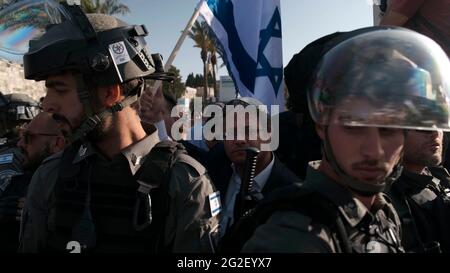 Der rechtsextreme Gesetzgeber Itamar Ben-Gvir, der sich für die Vertreibung israelisch-arabischer Personen einsetzt, die nicht genügend loyal zu Israel sind, hält die israelische Nationalflagge, während er gegen eine Polizeientscheidung protestiert, die ihm den Besuch des Tempelbergs verbietet und einen jüdischen nationalistischen marsch durch die Altstadt am 10. Juni verschieben soll, 2021 in Ostjerusalem, Israel. Es kam zu Handgriffen, nachdem Itamar Ben-Gvir, der von der Polizei beschuldigt wurde, Unruhen in Jerusalem zu provoziert zu haben, vor dem Damaskus-Tor der Altstadt sprach, dem Schauplatz von Zusammenstößen zwischen Palästinensern und israelischen Sicherheitskräften im vergangenen Monat. Stockfoto