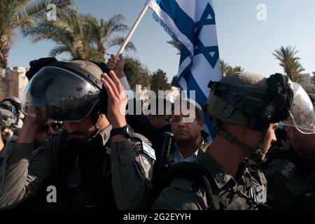 Der rechtsextreme Gesetzgeber Itamar Ben-Gvir, der sich für die Vertreibung israelisch-arabischer Personen einsetzt, die nicht genügend loyal zu Israel sind, hält die israelische Nationalflagge, während er gegen eine Polizeientscheidung protestiert, die ihm den Besuch des Tempelbergs verbietet und einen jüdischen nationalistischen marsch durch die Altstadt am 10. Juni verschieben soll, 2021 in Ostjerusalem, Israel. Es kam zu Handgriffen, nachdem Itamar Ben-Gvir, der von der Polizei beschuldigt wurde, Unruhen in Jerusalem zu provoziert zu haben, vor dem Damaskus-Tor der Altstadt sprach, dem Schauplatz von Zusammenstößen zwischen Palästinensern und israelischen Sicherheitskräften im vergangenen Monat. Stockfoto