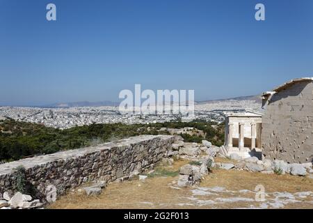 Blick von der Akropolis mit dem Tempel der Athene Nike auf die Stadt Athen Griechenland Stockfoto