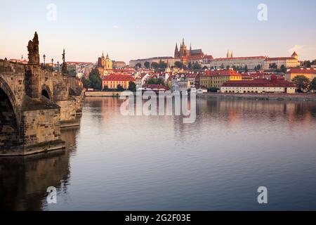 Prag bei Sonnenaufgang. Stadtbild von Prag, Hauptstadt der Tschechischen Republik mit Veitsdom und Karlsbrücke bei Sonnenaufgang.