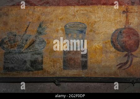 Malerisches Menü in der römischen Snackbar 200s v. Chr., dem Thermopolium di Via di Diana, in Ostia, Latium, Italien. Thermopolia bot Fertiggerichte an, oft für Mieter von Wohnungen ohne eigene Küche. Stockfoto