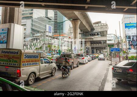 Starker Verkehrsstau auf der Sukhumvit Road in Bangkok City in Thailand in Südostasien. Stockfoto