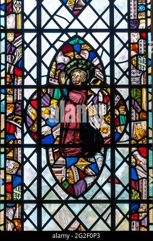 Mittelalterliche Glasmalereien aus Londoner Kirchen, die im Zweiten Weltkrieg beschädigt wurden. Installiert in den unteren Scheiben des Becket-Fensters in der Christ Church Cathedral, Oxford. Stockfoto