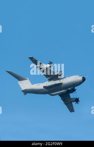 Ein RAF Airbus A400M Atlas C,1 Transportflugzeug, das über dem Flugzeug fliegt. Stockfoto