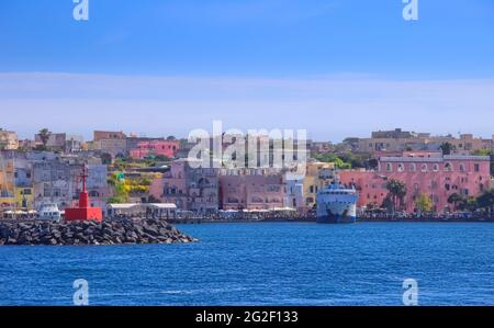 Panoramablick auf Procida, italienische Kulturhauptstadt 2022: Bunte Häuser, Cafés und Restaurants, Fischerboote in Marina Grande.in Bucht von Neapel. Stockfoto