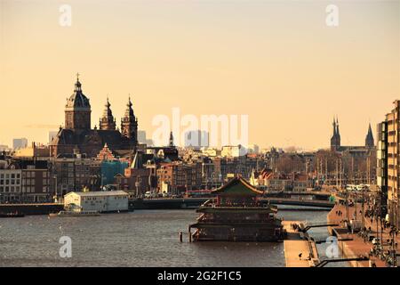 Panoramablick auf die Skyline von Amsterdam, Niederlande. Stockfoto
