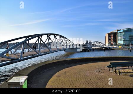 Oosterdok-Brücke vor dem NEMO Science Museum, Amsterdam, Niederlande Stockfoto