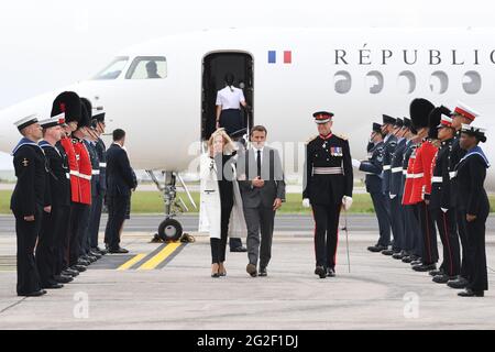 Der französische Präsident Emmanuel Macron und seine Frau Brigitte Macron kommen vor dem G7-Gipfel am Cornwall Airport Newquay an. Bilddatum: Donnerstag, 10. Juni 2021. Stockfoto