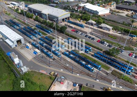 Wednesday, West Midlands, Großbritannien. Juni 2021. West Midlands Metro parkt im Depot von Mittwochs. Das Reiseunternehmen hat alle 21 Straßenbahnen aufgrund eines technischen Fehlers ausgesetzt und das Unternehmen ist sich nicht sicher, wann der Service wieder aufgenommen wird. Der Straßenbahnbetreiber wurde nach Wartungsprüfungen des Herstellers CAF über den Fehler informiert. Midland Metro Ltd hat weder die Art des Fehlers noch die Anzahl der betroffenen Straßenbahnen aufgedeckt, aber erklärt, dass die Sicherheit des Personals oder der Kunden nie gefährdet wurde. PIC by Credit: Stop Press Media/Alamy Live News Stockfoto