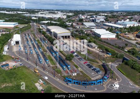 Wednesday, West Midlands, Großbritannien. Juni 2021. West Midlands Metro parkt im Depot von Mittwochs. Das Reiseunternehmen hat alle 21 Straßenbahnen aufgrund eines technischen Fehlers ausgesetzt und das Unternehmen ist sich nicht sicher, wann der Service wieder aufgenommen wird. Der Straßenbahnbetreiber wurde nach Wartungsprüfungen des Herstellers CAF über den Fehler informiert. Midland Metro Ltd hat weder die Art des Fehlers noch die Anzahl der betroffenen Straßenbahnen aufgedeckt, aber erklärt, dass die Sicherheit des Personals oder der Kunden nie gefährdet wurde. PIC by Credit: Stop Press Media/Alamy Live News Stockfoto