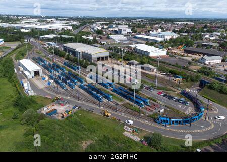 Wednesday, West Midlands, Großbritannien. Juni 2021. West Midlands Metro parkt im Depot von Mittwochs. Das Reiseunternehmen hat alle 21 Straßenbahnen aufgrund eines technischen Fehlers ausgesetzt und das Unternehmen ist sich nicht sicher, wann der Service wieder aufgenommen wird. Der Straßenbahnbetreiber wurde nach Wartungsprüfungen des Herstellers CAF über den Fehler informiert. Midland Metro Ltd hat weder die Art des Fehlers noch die Anzahl der betroffenen Straßenbahnen aufgedeckt, aber erklärt, dass die Sicherheit des Personals oder der Kunden nie gefährdet wurde. PIC by Credit: Stop Press Media/Alamy Live News Stockfoto