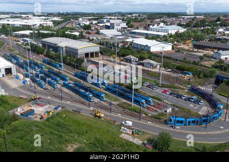 Wednesday, West Midlands, Großbritannien. Juni 2021. West Midlands Metro parkt im Depot von Mittwochs. Das Reiseunternehmen hat alle 21 Straßenbahnen aufgrund eines technischen Fehlers ausgesetzt und das Unternehmen ist sich nicht sicher, wann der Service wieder aufgenommen wird. Der Straßenbahnbetreiber wurde nach Wartungsprüfungen des Herstellers CAF über den Fehler informiert. Midland Metro Ltd hat weder die Art des Fehlers noch die Anzahl der betroffenen Straßenbahnen aufgedeckt, aber erklärt, dass die Sicherheit des Personals oder der Kunden nie gefährdet wurde. PIC by Credit: Stop Press Media/Alamy Live News Stockfoto