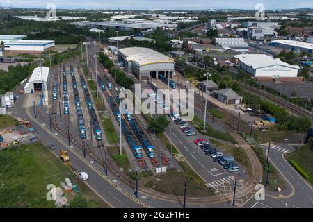 Wednesday, West Midlands, Großbritannien. Juni 2021. West Midlands Metro parkt im Depot von Mittwochs. Das Reiseunternehmen hat alle 21 Straßenbahnen aufgrund eines technischen Fehlers ausgesetzt und das Unternehmen ist sich nicht sicher, wann der Service wieder aufgenommen wird. Der Straßenbahnbetreiber wurde nach Wartungsprüfungen des Herstellers CAF über den Fehler informiert. Midland Metro Ltd hat weder die Art des Fehlers noch die Anzahl der betroffenen Straßenbahnen aufgedeckt, aber erklärt, dass die Sicherheit des Personals oder der Kunden nie gefährdet wurde. PIC by Credit: Stop Press Media/Alamy Live News Stockfoto