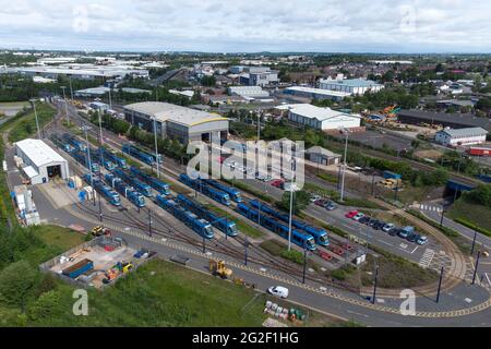 Wednesday, West Midlands, Großbritannien. Juni 2021. West Midlands Metro parkt im Depot von Mittwochs. Das Reiseunternehmen hat alle 21 Straßenbahnen aufgrund eines technischen Fehlers ausgesetzt und das Unternehmen ist sich nicht sicher, wann der Service wieder aufgenommen wird. Der Straßenbahnbetreiber wurde nach Wartungsprüfungen des Herstellers CAF über den Fehler informiert. Midland Metro Ltd hat weder die Art des Fehlers noch die Anzahl der betroffenen Straßenbahnen aufgedeckt, aber erklärt, dass die Sicherheit des Personals oder der Kunden nie gefährdet wurde. PIC by Credit: Stop Press Media/Alamy Live News Stockfoto