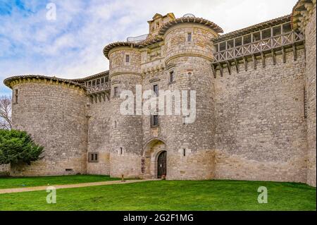 Die befestigte Burg 'château fort de Mauriac' wurde von Guiraudus de Mauriaco als Festung zwischen Albi und Gaillac errichtet. Stockfoto