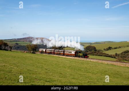 Die Dampflokomotive E762 Lyn nähert sich Woody Bay. Lynton & Barnstaple Railway Stockfoto