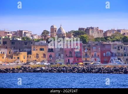 Panoramablick auf Procida, italienische Kulturhauptstadt 2022: Bunte Häuser, Cafés und Restaurants, Fischerboote in Marina Grande.in Bucht von Neapel. Stockfoto