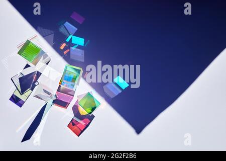 Abstrakter Hintergrund mit geometrischen Figuren aus Glas Prismen mit Lichtstreuung von Spektralfarben und komplexer Reflexion. Stockfoto