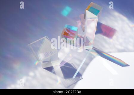 Abstrakter Hintergrund mit geometrischen Figuren aus Glas Prismen mit Lichtstreuung von Spektralfarben und komplexer Reflexion. Echtes Foto Stockfoto