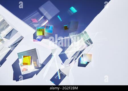 Abstrakter Hintergrund mit geometrischen Figuren aus Glas Prismen mit Lichtstreuung von Spektralfarben und komplexer Reflexion. Echtes Foto Stockfoto