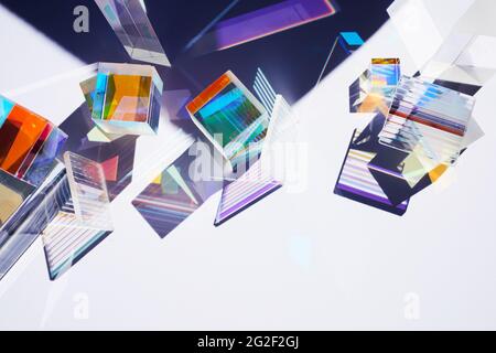 Abstrakter Hintergrund mit geometrischen Figuren aus Glas Prismen mit Lichtstreuung von Spektralfarben und komplexer Reflexion. Stockfoto