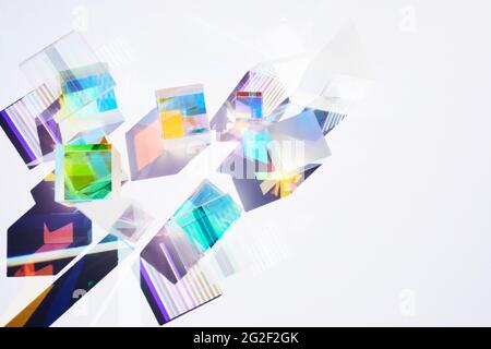 Abstrakter Hintergrund mit geometrischen Figuren aus Glas Prismen mit Lichtstreuung von Spektralfarben und komplexer Reflexion. Stockfoto