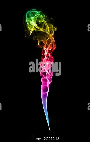 Ein farbenfrohes Rauchspiralmuster in Regenbogenfarben auf schwarzem Hintergrund. Stockfoto