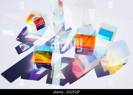 Abstrakter Hintergrund mit geometrischen Figuren aus Glas Prismen mit Lichtstreuung von Spektralfarben und komplexer Reflexion. Echtes Foto Stockfoto