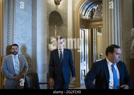 Washington, Usa. Juni 2021. Der US-Senator Mitt Romney (Republikaner von Utah) verlässt die Senatskammer während einer Abstimmung im US-Kapitol in Washington, DC, am Donnerstag, den 10. Juni, 2021. Foto von Rod Lampey/CNP/ABACAPRESS.COM Quelle: Abaca Press/Alamy Live News Stockfoto