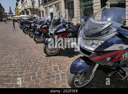 Autos und Motorräder wurden auf der Mimo, der internationalen Automobilausstellung in Mailand, ausgestellt. Lombardei, Italien Stockfoto