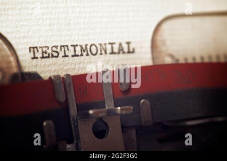 Das Wort Testimonial geschrieben mit einer Schreibmaschine. Stockfoto